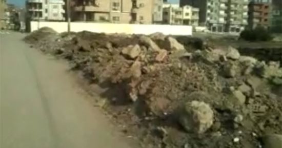 فيديو.. قارئ يشكو من مخلفات البناء على طريق وابور النور بفاقوس الشرقية