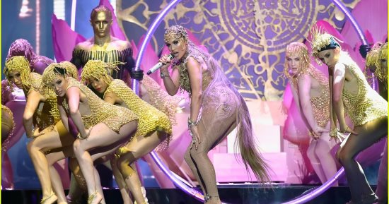 صور .. جينيفر لوبيز مثيرة فى حفل Billboard Music Awards 