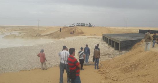 صور.. مجلس مدينة نخل ينجح فى السيطرة على السيول فى وسط سيناء