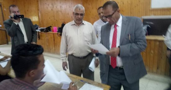 صور.. رئيس جامعة أسوان يتفقد امتحانات الفصل الدراسى الثانى