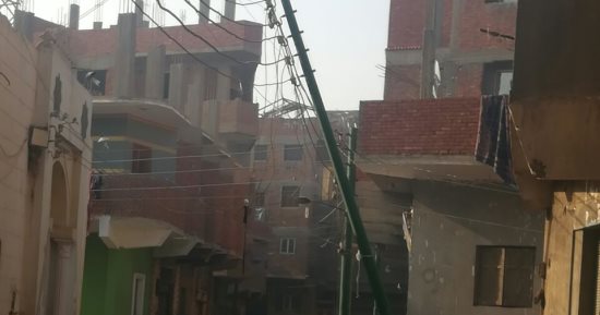 عامود إنارة مائل يهدد المارة بشارع مصطفى كامل بأوسيم فى الجيزة
