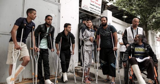 صور.. رصاص الاحتلال يجبر عشرات الفلسطينيين على استكمال حياتهم بـ"العكاز"