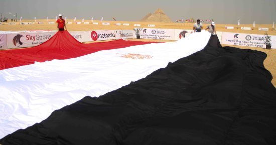 شاهد أكبر علم يطير فى سماء القاهرة بالبارموترز