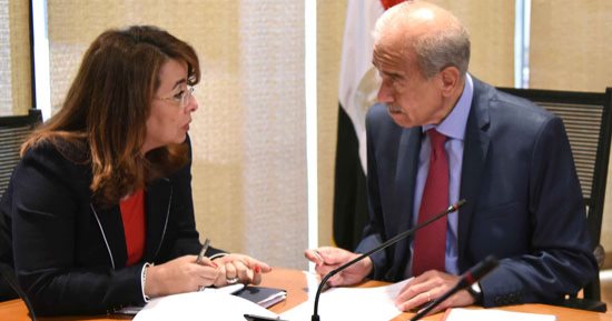 رئيس الوزراء يتابع مع وزيرة التضامن الاستعداد لدعم الأسر الأكثر احتياجا - صور