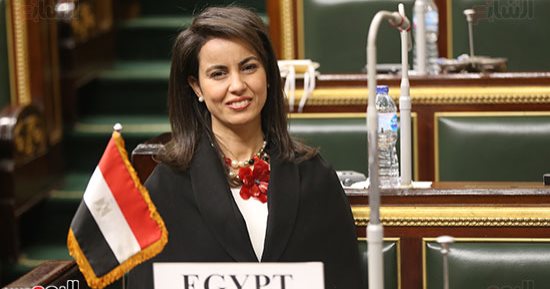 نائبة تطالب بتعديل قانون أوبر وكريم لاستئذان العميل قبل تشغيل الكاسيت