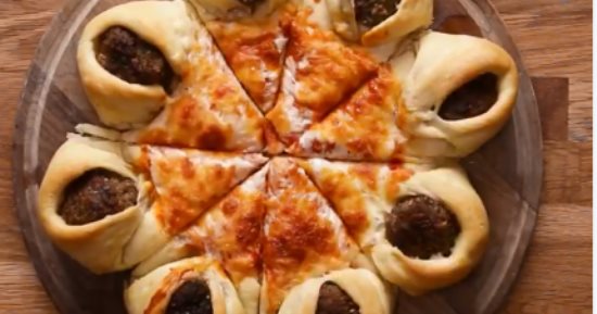 طريقة عمل البيتزا بأطراف كرات اللحم