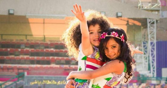 صور.. الطفلتان شيزو ولينا فى جلسة تصوير جديدة لدعم مرضى السرطان