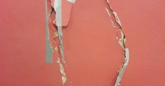 سحب المياه الجوفية بعشوائية يهدد بانهيار عقار فى فيصل بعد تشقق الحوائط