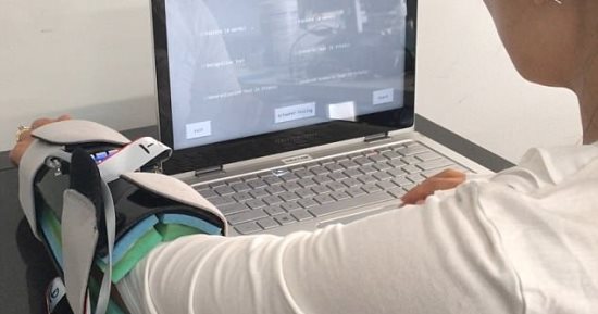 فيس بوك تكشف عن جهاز ذكى يتيح للمستخدمين قراءة الرسائل بواسطة الجلد
