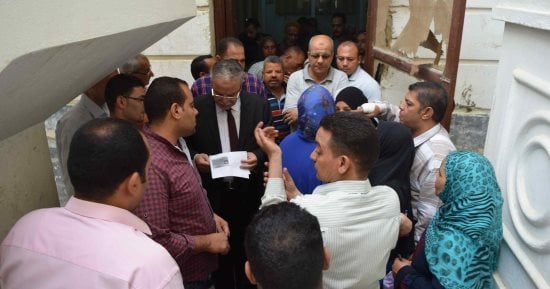 محافظ المنيا يسلم 10 كراسى متحركة للأشخاص ذوى الإعاقة