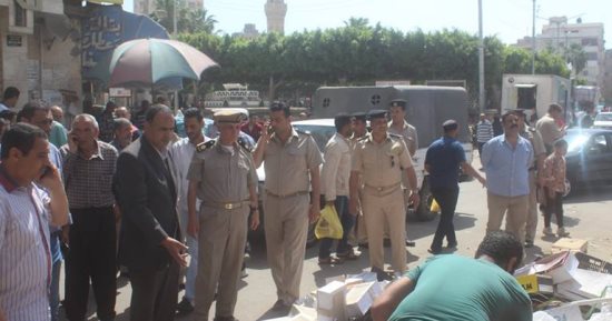 صور..مساعد محافظ كفر الشيخ يرأس حملة لإزالة الإشغالات وتجديد كابلات الكهرباء