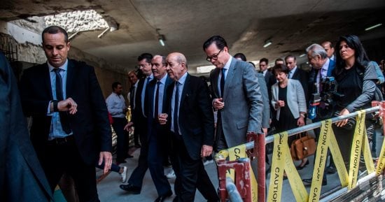 صور.. وزير خارجية فرنسا يتجول بمحطة مترو الخط الرابع فى القاهرة 
