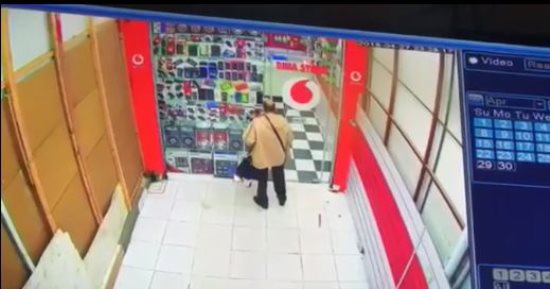 كاميرات المراقبة ترصد واقعة سرقة محل موبايلات بجمصة