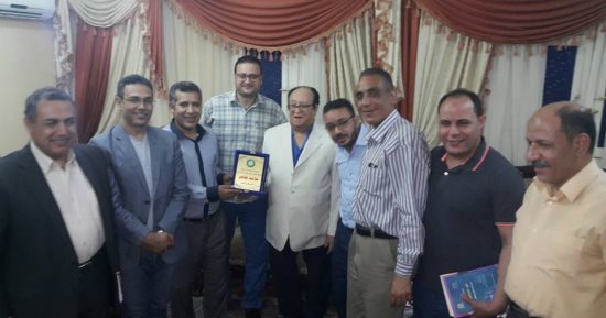 صور.. "رؤى للإبداع" يهدى الدكتور حامد طاهر درعه مشيدا بتجربته الشعرية