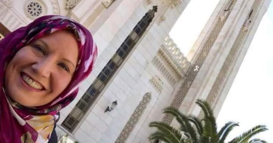 زوجة سفير أمريكا بالجزائر تثير الجدل بارتداء الحجاب بمسجد الأمير عبدالقادر