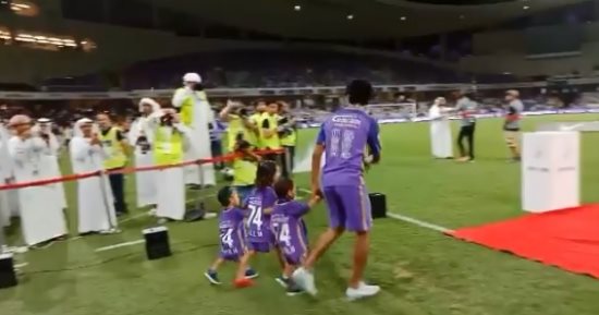 فيديو.. حسين الشحات يحتفل بالدورى الإماراتى مع أبنائه الثلاثة