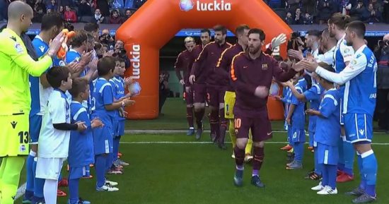 فيديو.. ديبورتيفو لاكورونيا يقيم ممرًا شرفيًا لنجوم برشلونة احتفالاً بالكأس 