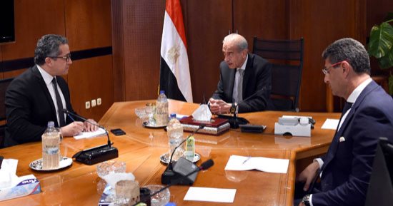 شريف إسماعيل يطلب من وزير الآثار موافاته بأسباب حريق المتحف الكبير  -صور