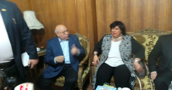 وصول إيناس عبد الدايم لقصر ثقافة الفيوم لحضور مسرحية "قواعد العشق الأربعون"