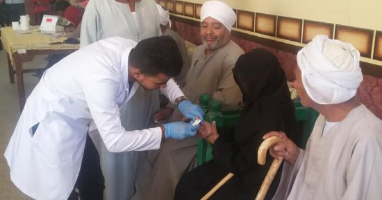 صور.. مركز تحيا مصر لفيروس سى يحلل لـ850 مواطن بمدينة الطود جنوب الأقصر