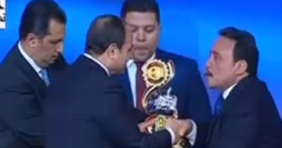 جبالى المراغى يسلم الرئيس السيسى درع اتحاد نقابات عمال مصر - صور