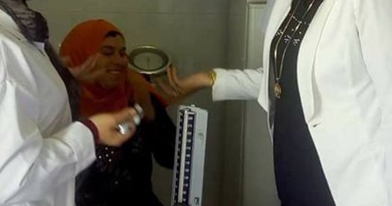 صور ..إجراء الكشف الطبى على 400 مريض بقافلة طبية بكفر الشيخ