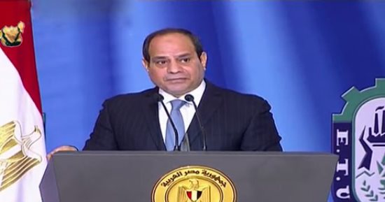 السيسي يجتمع بشريف إسماعيل ووزيرى الاتصالات والتعليم