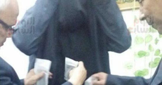 جمارك مطار القاهرة تحبط محاولة تهريب هواتف "آيفون" بـ 700 ألف جنيه.. صور