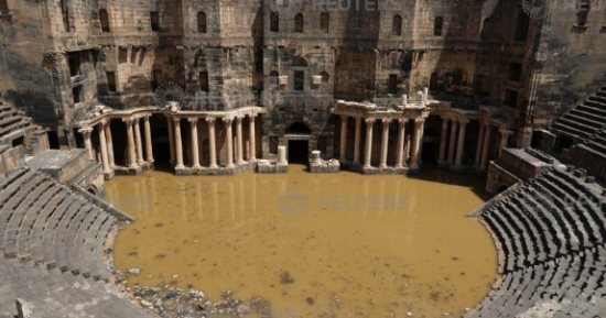 صور.. أمطار غزيرة تغرق مسرح بصرى الشام فى سوريا