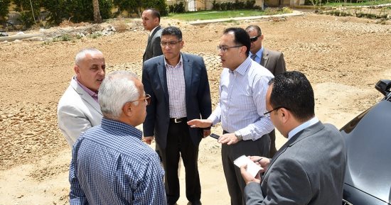 وزير الإسكان يتجول بالقاهرة الجديدة للاطمئنان على استعدادات مواجهة الأمطار