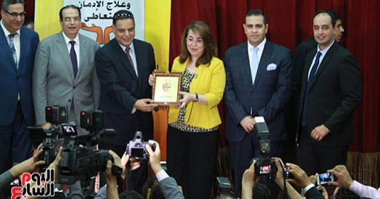 العاملون بجامعة المنصورة يستقبلون وزيرة التضامن بالزغاريد - صور