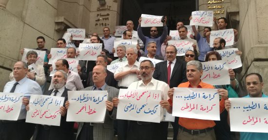 صور.. وقفة لنقابة الأطباء لدعم طبيب مستشفى العاشر محمد حسن
