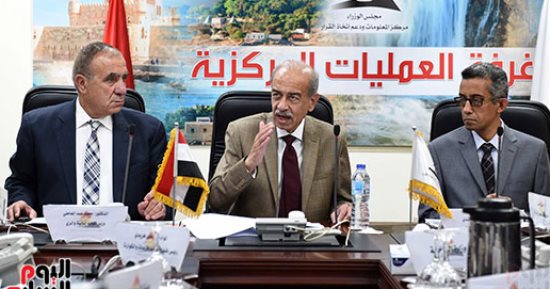 رئيس الوزراء يتابع استعدادات المحافظات لمواجهة الطقس السيئ من غرفة عمليات الحكومة.. شريف إسماعيل: إقامة بحيرات صناعية للاستفادة من الأمطار ومنها 3 برأس غارب.. ويؤكد: البنية الأساسية فى مصر بها مشاكل وتم رصدها