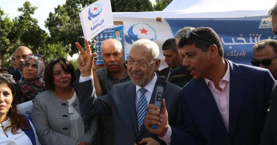 إشارة جديدة لإخوان تونس "بثلاثة أصابع" تثير الجدل.. ومصادر: تقليد لأردوغان
