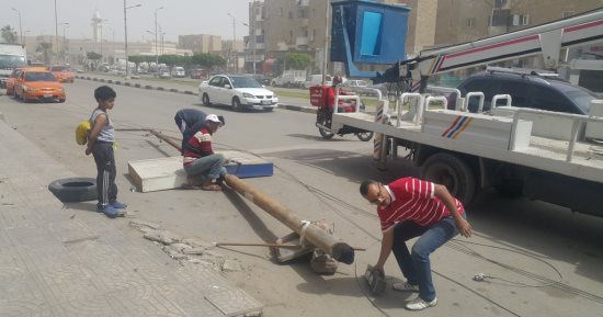 صور.. سقوط 3 أعمدة إنارة بسبب سوء الأحوال الجوية بالإسماعيلية