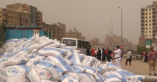 انقلاب سيارة محملة بدقيق مدعم بالطريق الإقليمى بالشرقية