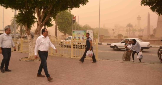 صور.. محافظ الأقصر يتفقد الأحوال بالمدينة خلال العاصفة الترابية