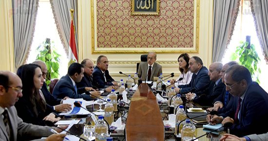 رئيس الوزراء يجتمع بلجنة الإصلاح الإدارى بحضور هالة السعيد وأبو بكر الجندى