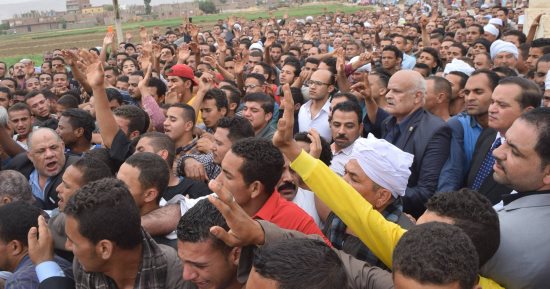 صور.. تشييع جثمان الشهيد مجند محمد حارص بسوهاج وسط هتافات تندد بالإرهاب