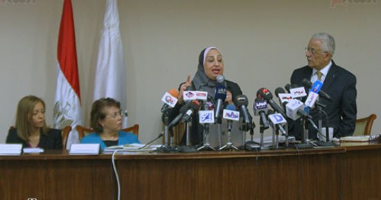 طارق شوقى: التابلت هدية من السيسى للطلاب.. وقرض البنك الدولى مش للأجهزة - صور