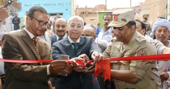 صور .. محافظ أسوان يفتتح منفذ منتجات القوات المسلحة بالمنشية الجديدة 