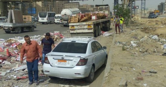 صور.. أوناش المرور ترفع حطام حمولة سيراميك أعلى الطريق الدائرى