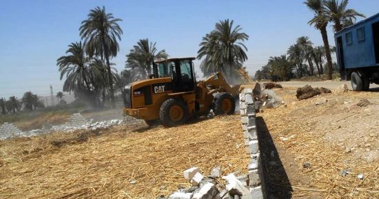 صور.. إزالة 13 حالة تعدى على الأراضى الزراعية بمدينة جهينة بسوهاج