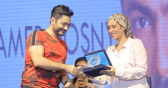صور.. تكريم تامر حسنى بعد تألقه فى حفل الجامعة البريطانية