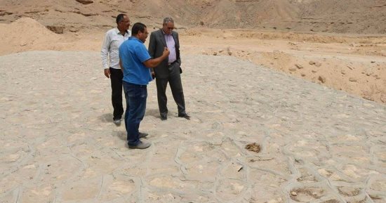 صور .. رؤساء الوحدات المحلية بالمنيا يتففدون مخرات السيول