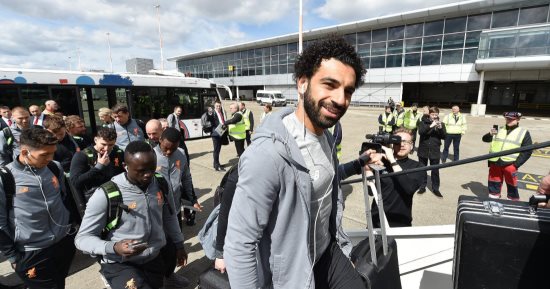 فيديو وصور.. صلاح ونجوم ليفربول يتوجهون لإيطاليا لمواجهة روما.. ومانى جاهز
