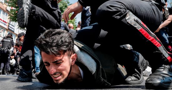 شرطة أردوغان تسحل المشاركين بمسيرة العمال بعد القبض عليهم - صور