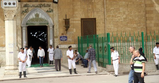 صور.. تشديدات أمنية مكثفة بمحيط مسجد الحسين بعد تعدى شخص على 4 أمناء شرطة