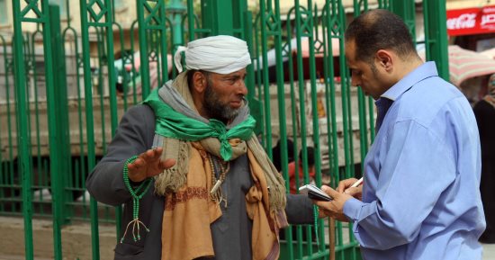 صور.. تفاصيل واقعة اعتداء عاطل على 4 أمناء شرطة بمنطقة الحسين واستشهاد أحدهم.. أحد الشهود: المتهم كان بصحبة شخصين هربا عقب الحادث.. وآخر: "الجانى كان مثل الثور الهائج وشكله مبرشم واستغل غفلة الأمناء عنه"