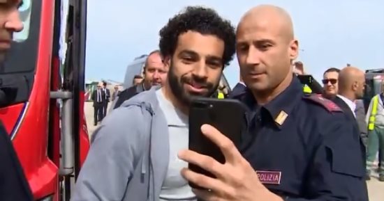 فيديو.. محمد صلاح يخطف الأضواء من الجميع فى مطار روما 